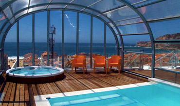 Roof top swimming pool over looking the ocean in Hotel Praia in Nazare