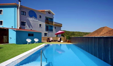 Swiming pool and garden of West Beach Hotel in Porto Novo